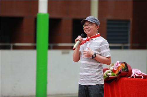 拨开孩子写作的迷雾-----记著名儿童文学作家黄春华走进贤外